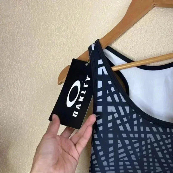 - Oakley tank top - Picture 4 of 6